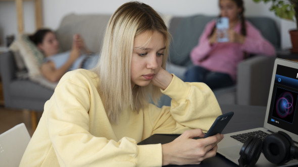 Un sfert dintre adolescenţi britanici apelează la chatbot-uri pentru sprijin în materie de sănătate mintală: „Simt că e un prieten”