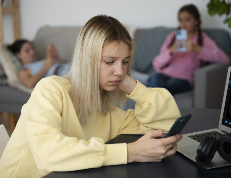 Un sfert dintre adolescenţi britanici apelează la chatbot-uri pentru sprijin în materie de sănătate mintală/ Freepik