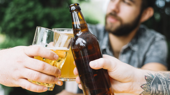 De ce alcoolul îți afectează organismul mai puternic pe măsură ce înaintezi în vârstă, chiar dacă bei la fel