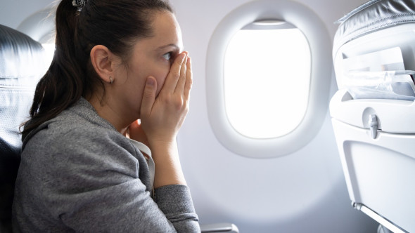 Trucul mental simplu care te ajută să-ți calmezi anxietatea de zborurile cu avionul. Ce este gândul-ancoră ce te poate liniști