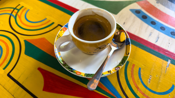 Un studiu despre cafea pune sub semnul întrebării recomandările de consum pentru cei cu o afecțiune cardiacă frecventă