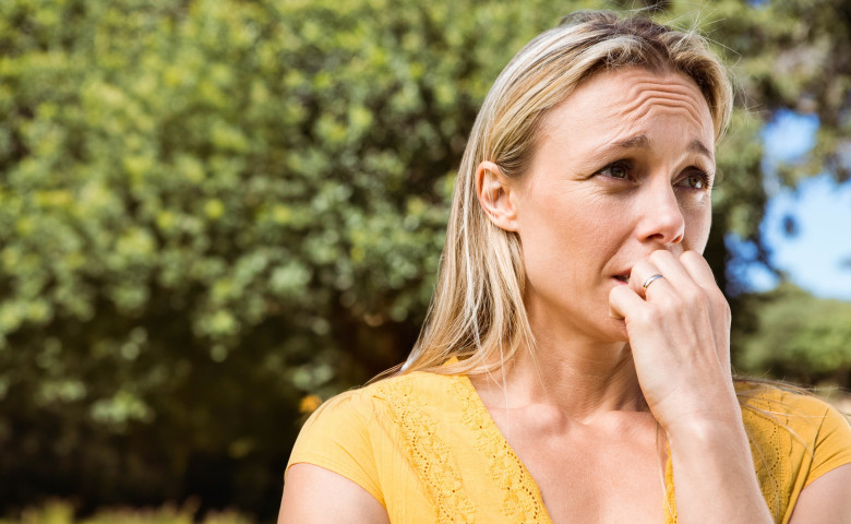 femeie care isi roade unghiil