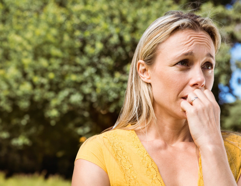 femeie care isi roade unghiil