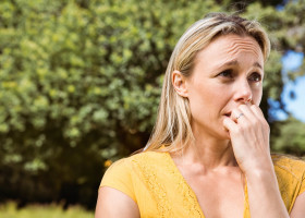 femeie care isi roade unghiil