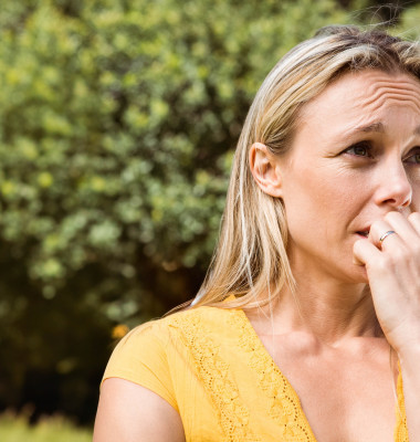 femeie care isi roade unghiil