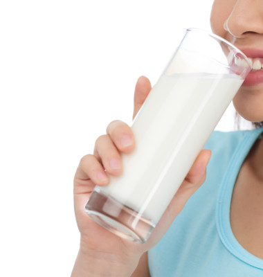 femeie care bea un pahar cu lapte