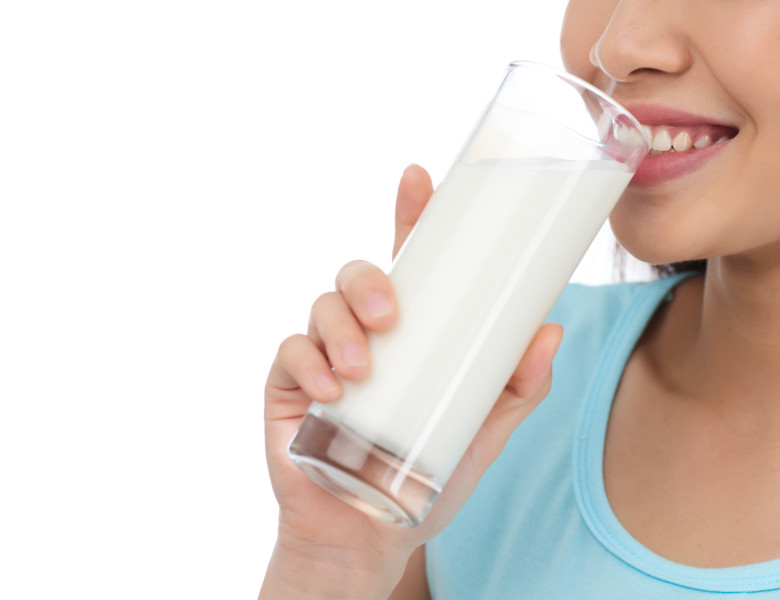 femeie care bea un pahar cu lapte