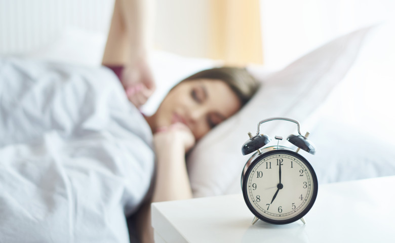 ceas cu alarma, somn, trezire