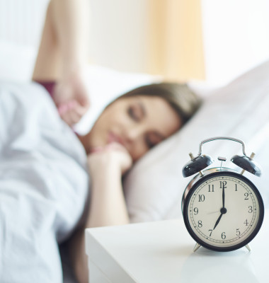 ceas cu alarma, somn, trezire