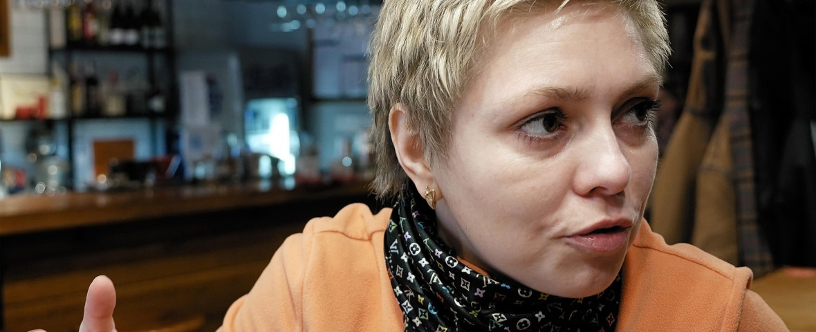 emotii, femeie care vorbeste