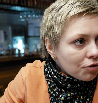 emotii, femeie care vorbeste