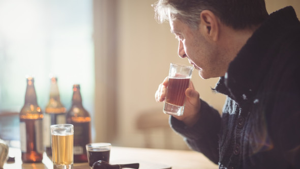 Doar două pahare de alcool pe zi pot avea consecințe grave. Ce au descoperit cercetătorii într-un nou studiu