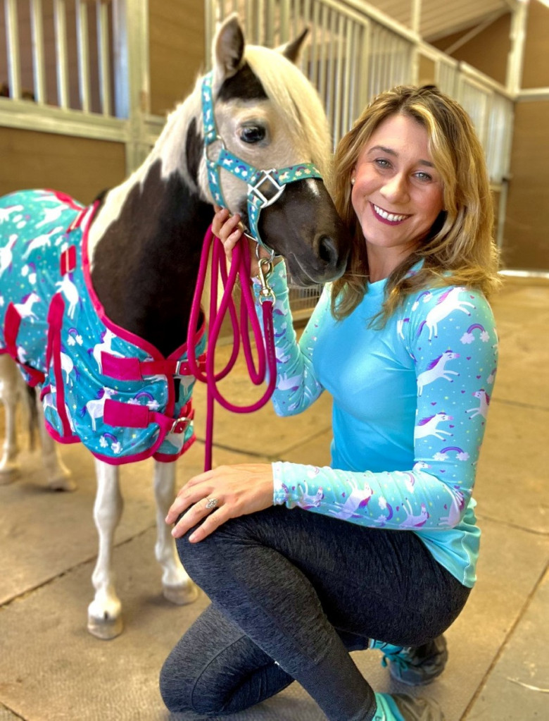 O femeie a devenit virală după ce a recunoscut că face haine pentru cai/ Profimedia