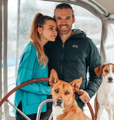 Viața unui cuplu care a decis să trăiască pe o barcă cu doi câini/ Foto: Instagram
