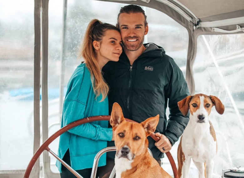Viața unui cuplu care a decis să trăiască pe o barcă cu doi câini/ Foto: Instagram