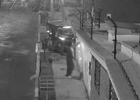 Momentul când un câine prinde o dinamită cu botul și oprește explozia/ Foto: Captură video