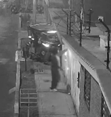 Momentul când un câine prinde o dinamită cu botul și oprește explozia/ Foto: Captură video