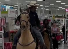 Val de reacții după ce un bărbat a intrat călare pe un cal într-un magazin/ Foto: Captură video