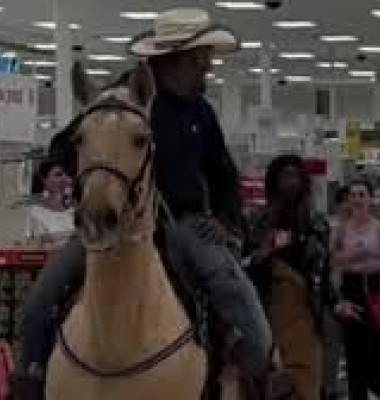 Val de reacții după ce un bărbat a intrat călare pe un cal într-un magazin/ Foto: Captură video