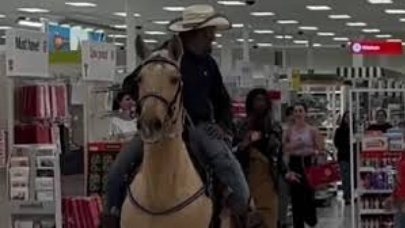 Val de reacții după ce un bărbat a intrat călare pe un cal într-un magazin: „Este complet lipsit de respect”