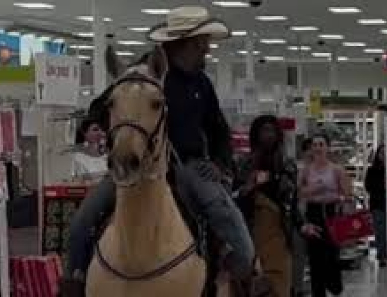 Val de reacții după ce un bărbat a intrat călare pe un cal într-un magazin/ Foto: Captură video