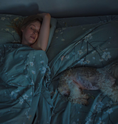 A crezut că își mângâie câinele, dar a descoperit altceva în pat/ Profimedia