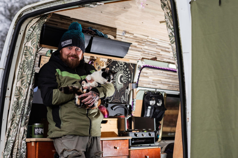 Timothy Knight și pisica Mini