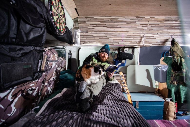 Timothy Knight și pisica Mini