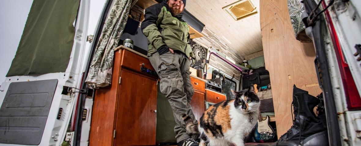 Timothy Knight și pisica Mini