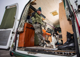 Timothy Knight și pisica Mini