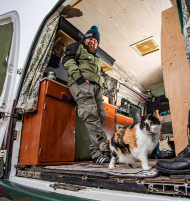 Timothy Knight și pisica Mini