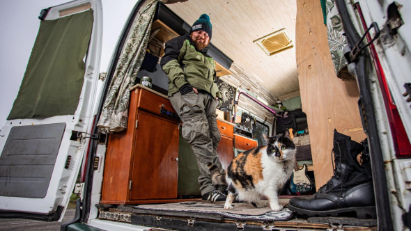 Mini, pisicuța călătoare. Trăiește într-o dubă alături de stăpânul ei, un bărbat de 37 de ani: "Ne-am adaptat amândoi"