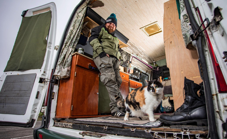 Timothy Knight și pisica Mini