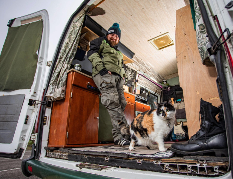 Timothy Knight și pisica Mini