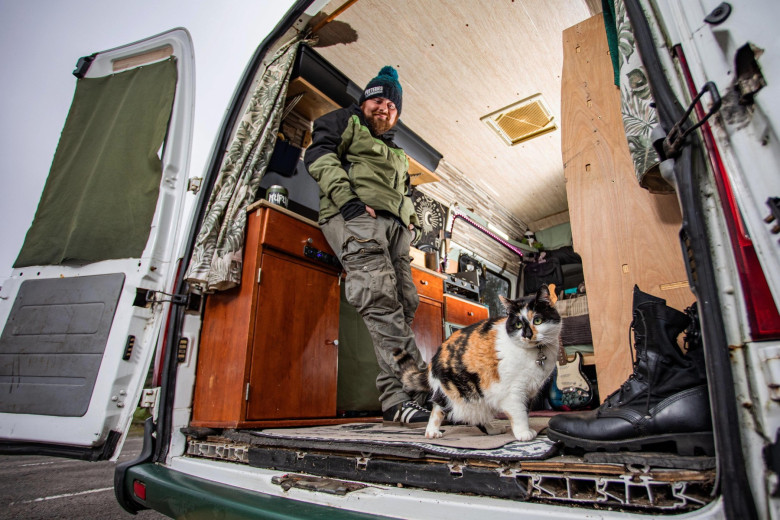 Timothy Knight și pisica Mini