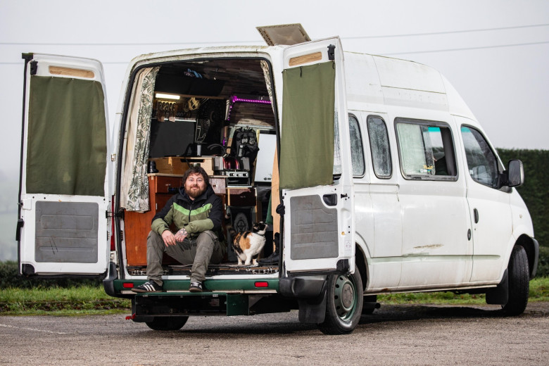 Timothy Knight și pisica Mini