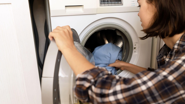 A pornit mașina de spălat și a auzit țipete din interior. Când a deschis, a realizat imediat că făcuse o greșeală gravă