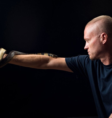 Un bărbat s-a lăsat mușcat intenționat de sute de șerpi veninoși/ Profimedia