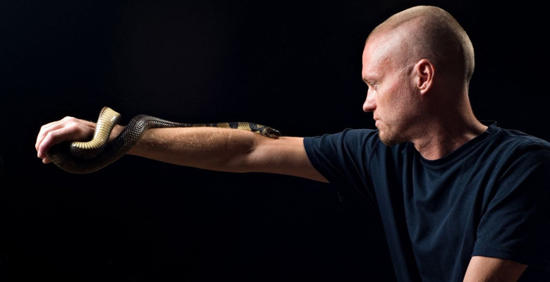 Un bărbat s-a lăsat mușcat intenționat de sute de șerpi veninoși/ Profimedia