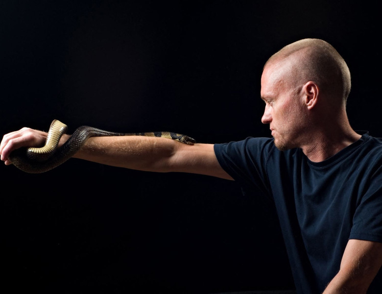 Un bărbat s-a lăsat mușcat intenționat de sute de șerpi veninoși/ Profimedia