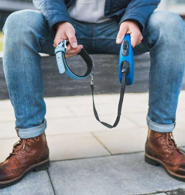 Bărbat cu o lesă goală/ Profimedia