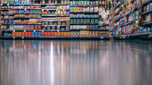 Produse alimentare la rafturi