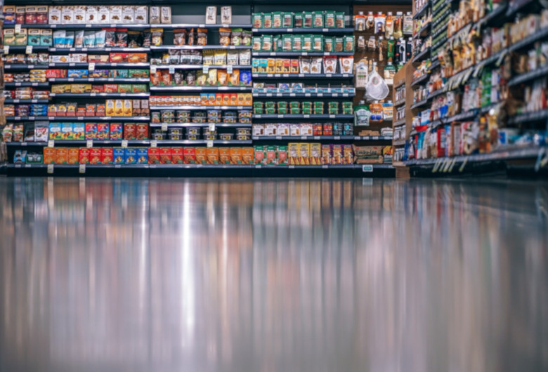 Produse alimentare la rafturi