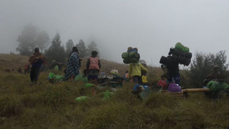 Turiști blocați pe muntele Rinjani din Indonezia
