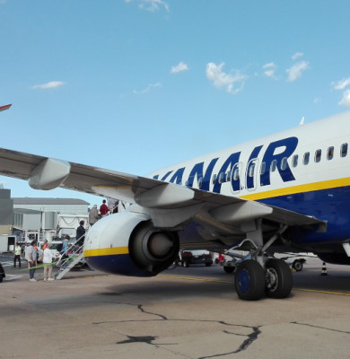 Avion Ryanair în aeroport