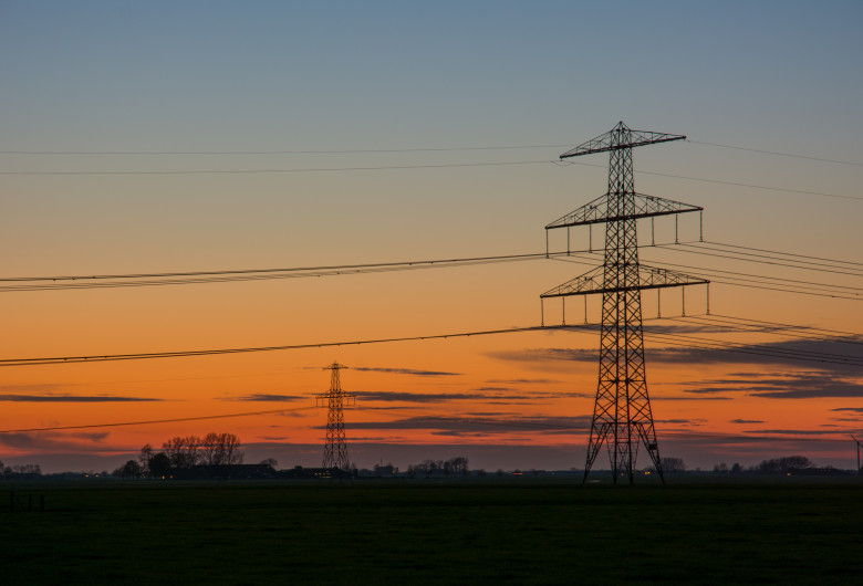Curent, energie electrică, stâlpi de înaltă tensiune