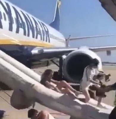 Avion Ryanair evacuat