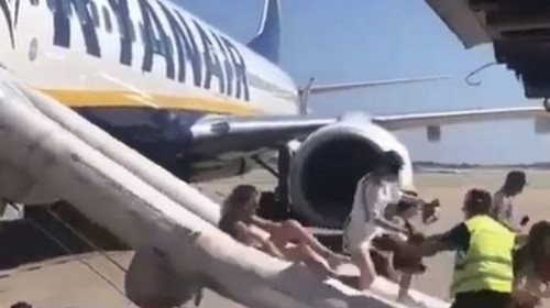 Avion Ryanair evacuat