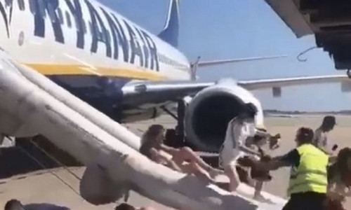 Avion Ryanair evacuat