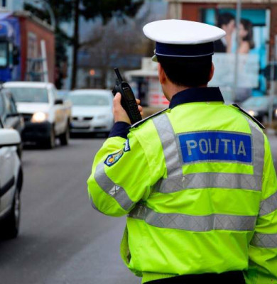 Polițist cu stația în mână